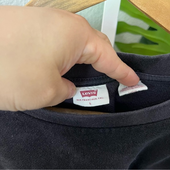 🖤 Levi’s Black Tie-Dye Crewneck Sweatshirt L | Cropped Cozy Pullover with Logo - Picture 3 of 5